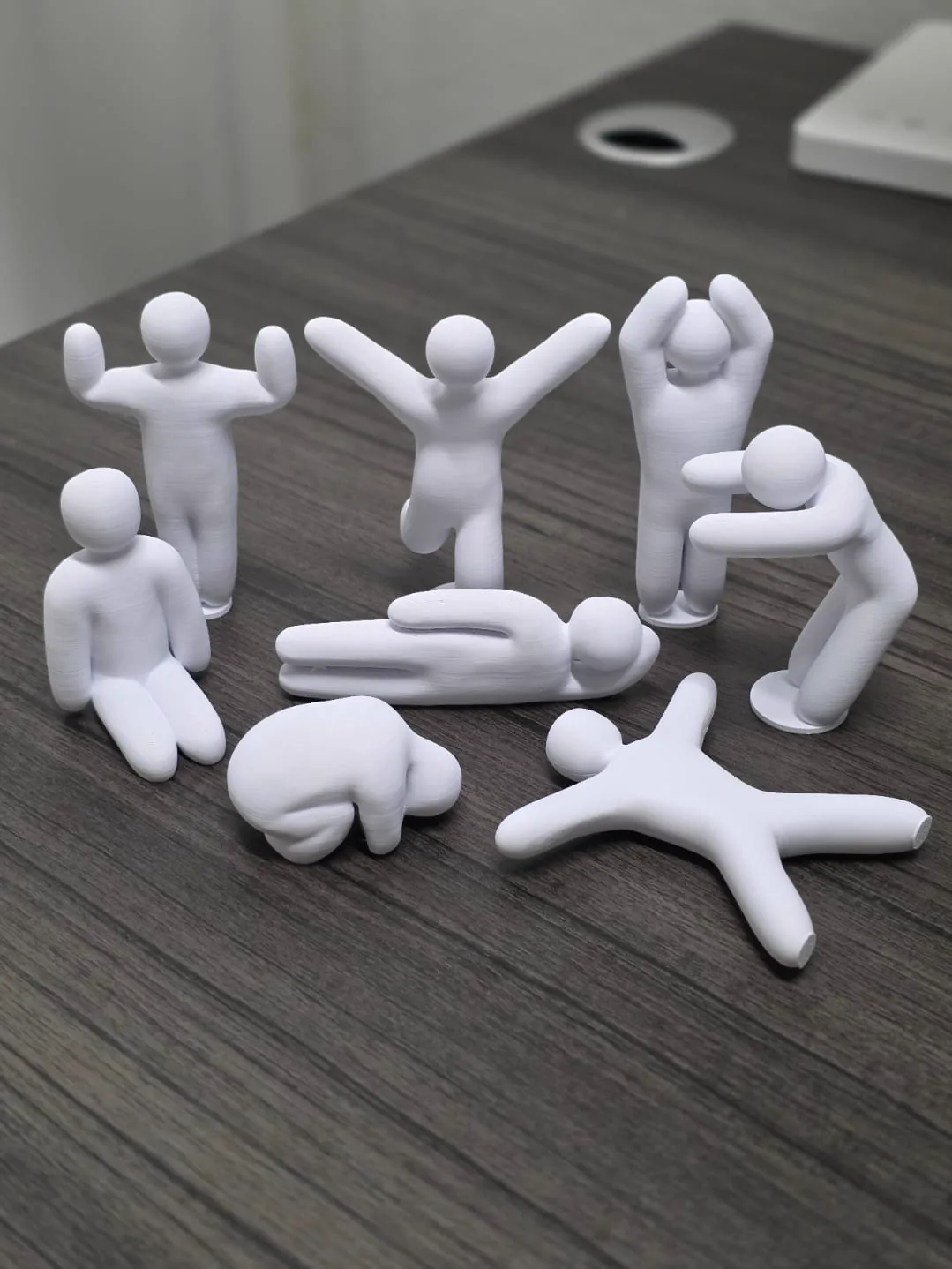 Beyaz 3D baskı duygu figürleri